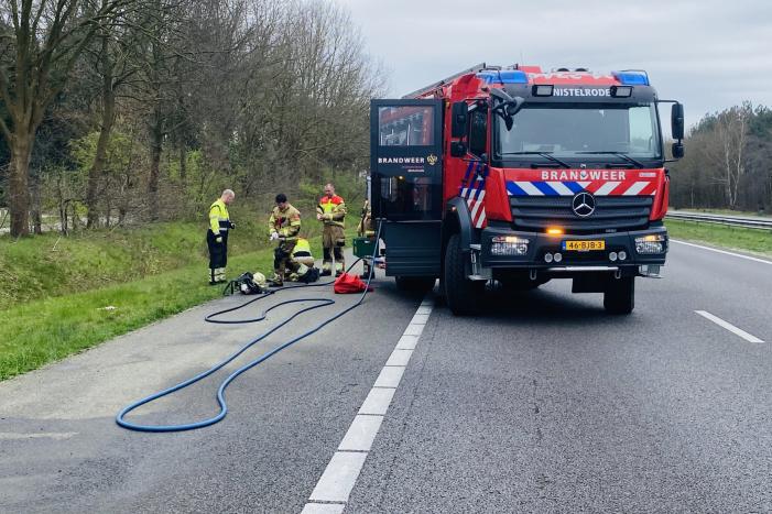 Mercedes sportwagen vliegt tijdens het rijden in brand