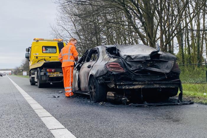 Mercedes sportwagen vliegt tijdens het rijden in brand