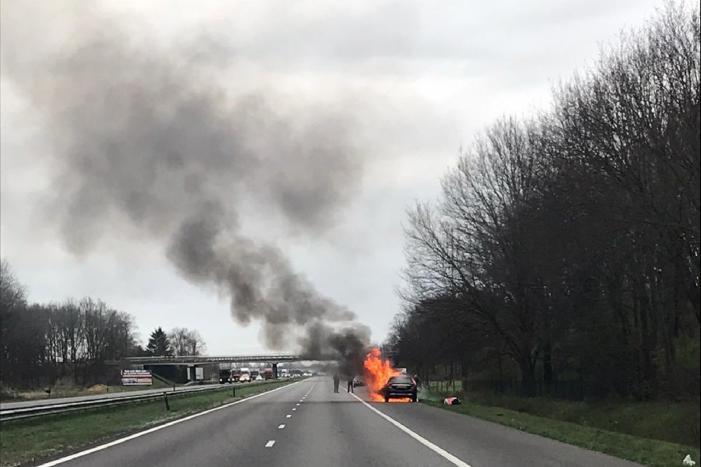 Mercedes sportwagen vliegt tijdens het rijden in brand