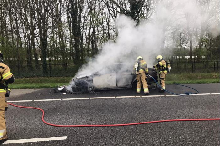 Mercedes sportwagen vliegt tijdens het rijden in brand