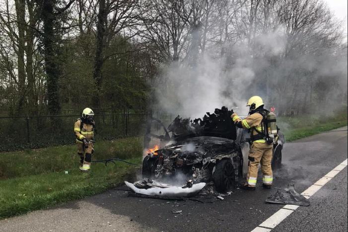 Mercedes sportwagen vliegt tijdens het rijden in brand