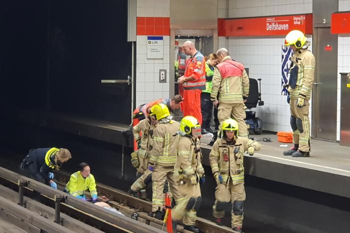 Persoon gewond na val op metrorails