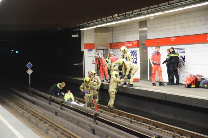 Persoon gewond na val op metrorails