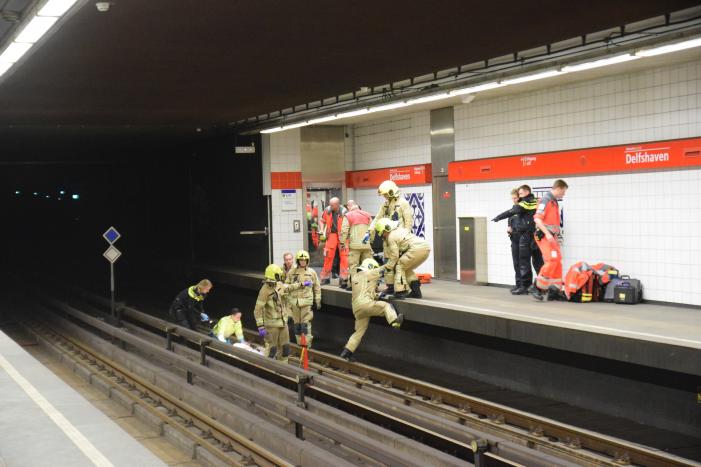 Persoon gewond na val op metrorails