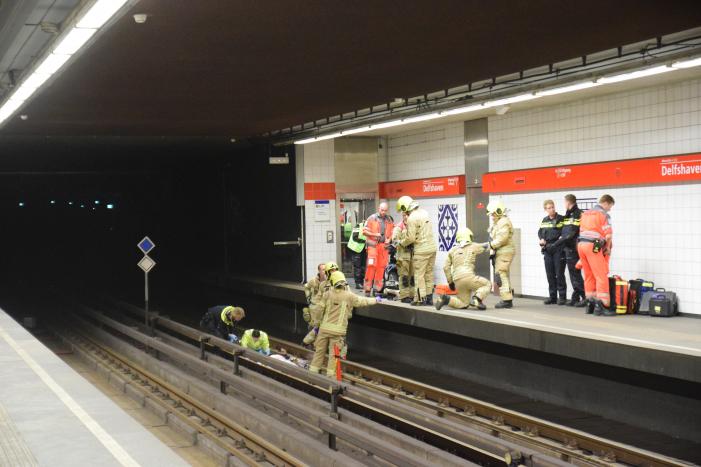 Persoon gewond na val op metrorails