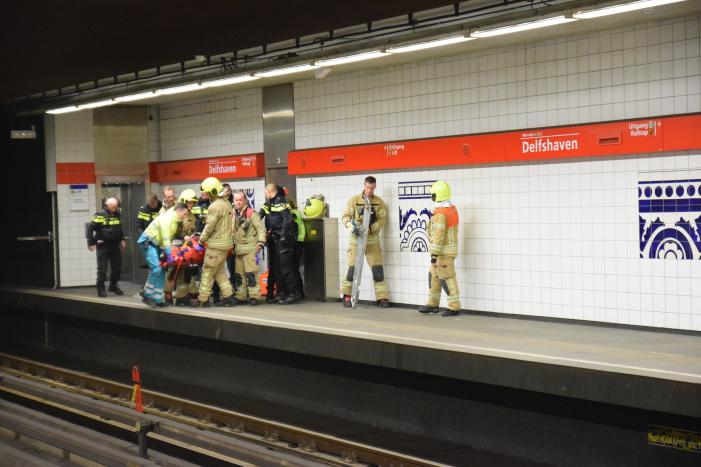 Persoon gewond na val op metrorails