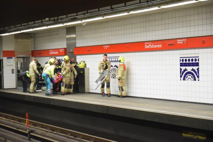 Persoon gewond na val op metrorails