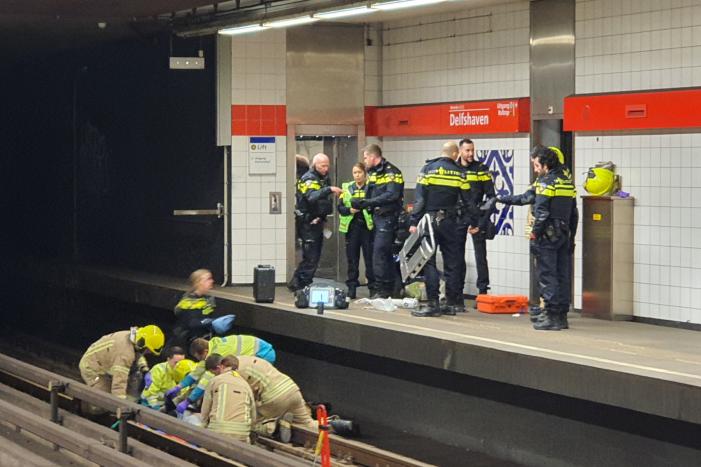 Persoon gewond na val op metrorails