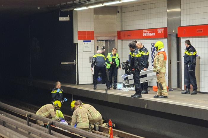 Persoon gewond na val op metrorails