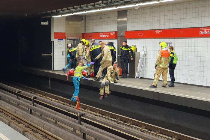 Persoon gewond na val op metrorails