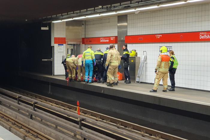 Persoon gewond na val op metrorails