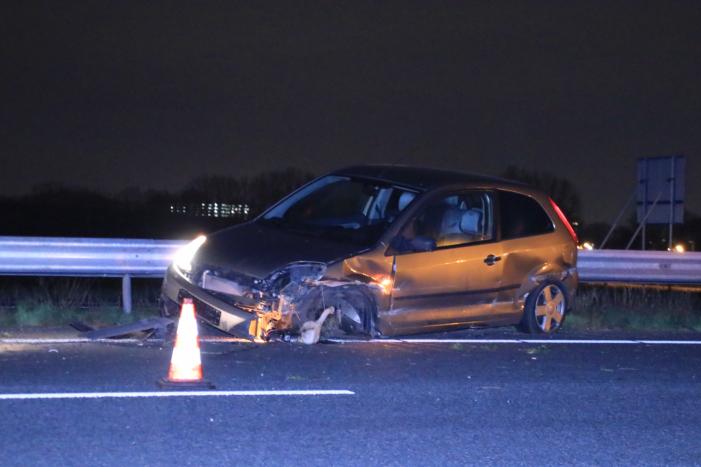 Auto total-loss na crash tegen vangrail