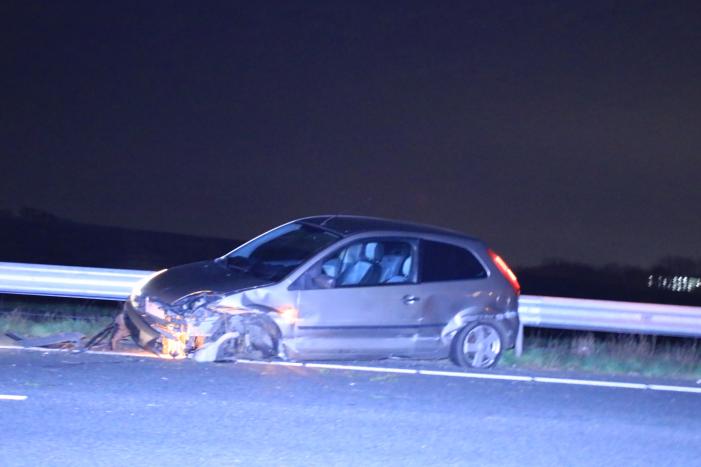 Auto total-loss na crash tegen vangrail