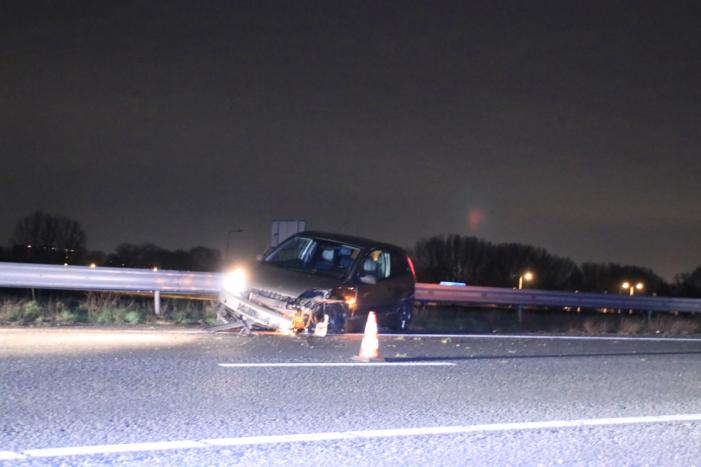 Auto total-loss na crash tegen vangrail