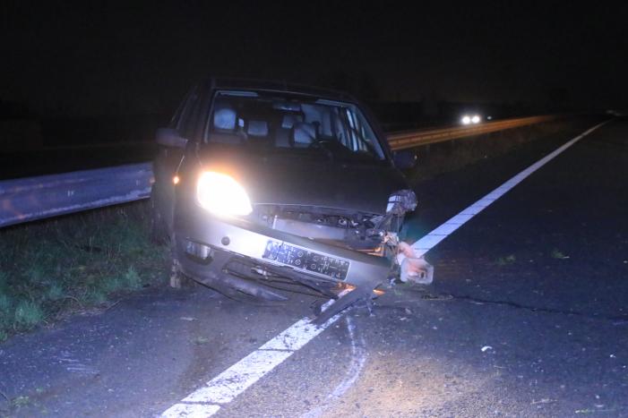 Auto total-loss na crash tegen vangrail