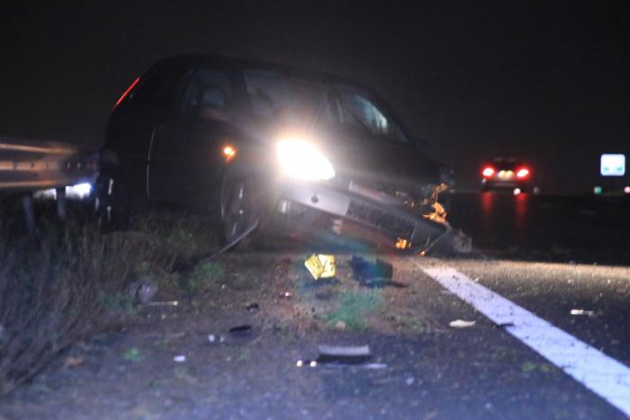 Auto total-loss na crash tegen vangrail