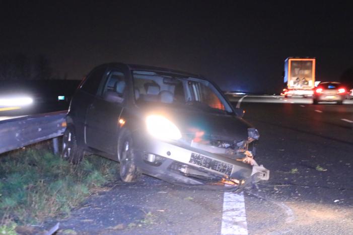 Auto total-loss na crash tegen vangrail