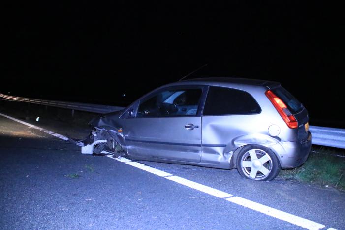 Auto total-loss na crash tegen vangrail