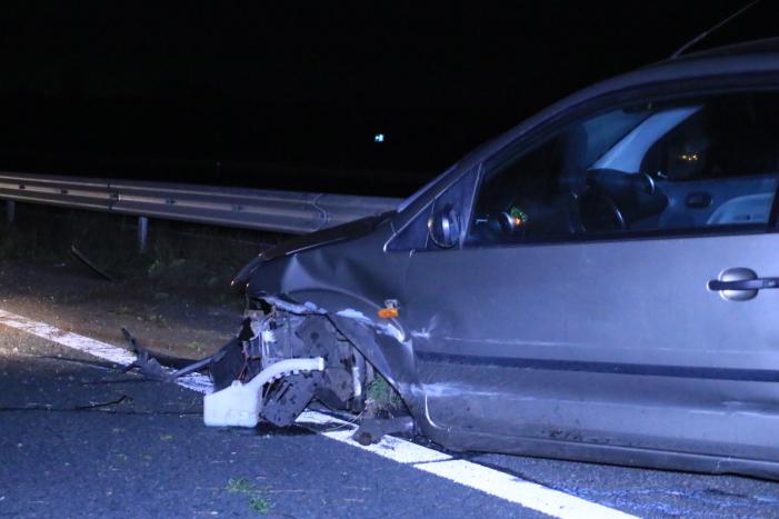 Auto total-loss na crash tegen vangrail