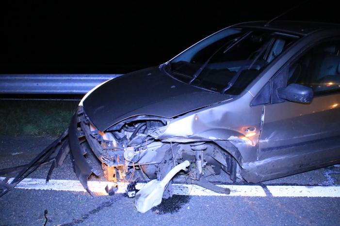 Auto total-loss na crash tegen vangrail