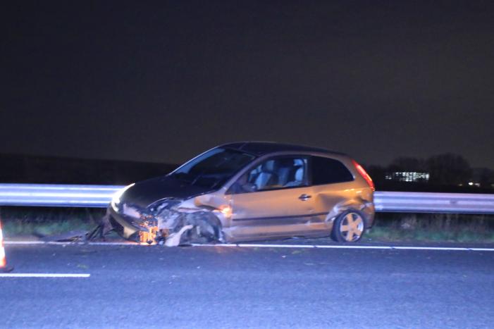 Auto total-loss na crash tegen vangrail