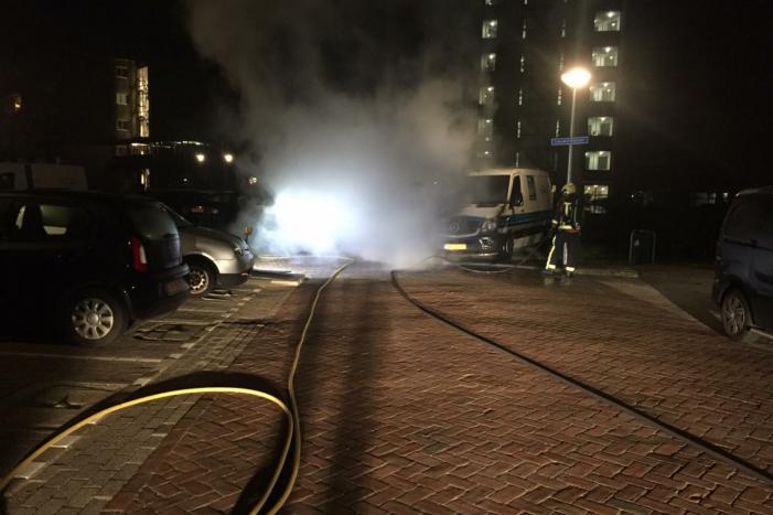 Auto en bestelbus zwaar beschadigd na brand