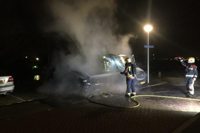 Auto en bestelbus zwaar beschadigd na brand