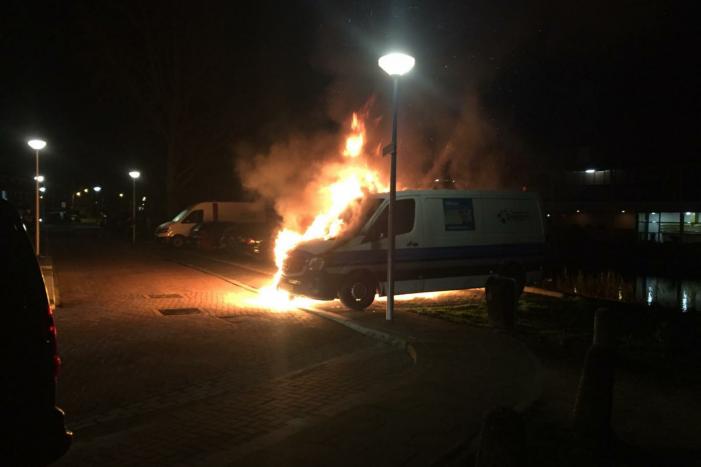 Auto en bestelbus zwaar beschadigd na brand
