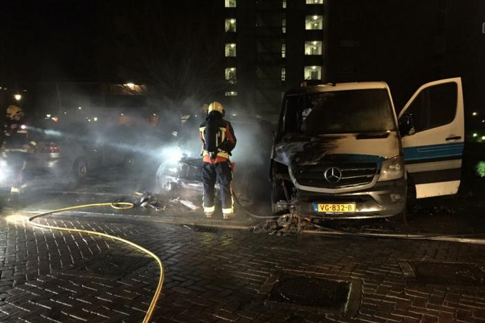 Auto en bestelbus zwaar beschadigd na brand