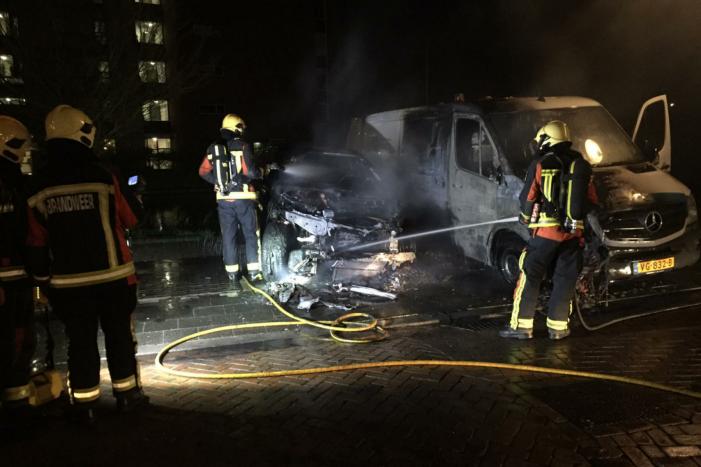 Auto en bestelbus zwaar beschadigd na brand