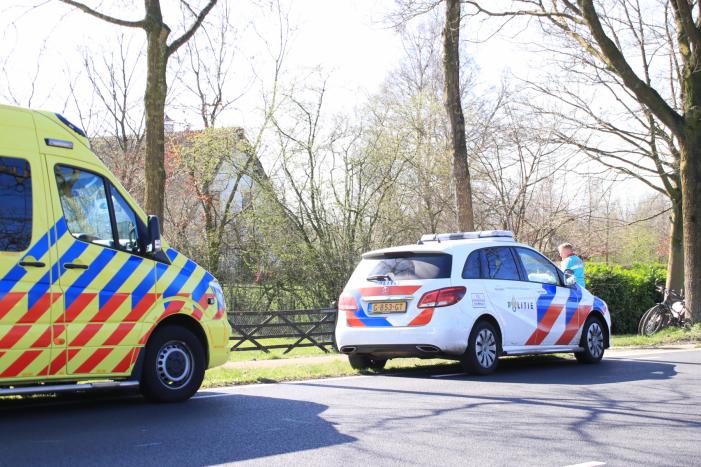 Twee fietsers botsen op fietspad
