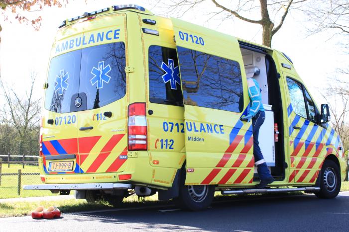 Twee fietsers botsen op fietspad