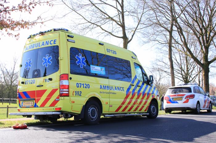 Twee fietsers botsen op fietspad