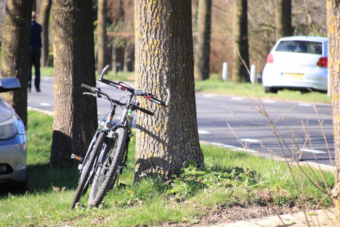 Twee fietsers botsen op fietspad