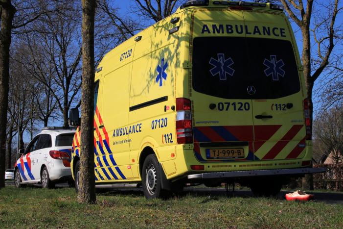 Twee fietsers botsen op fietspad