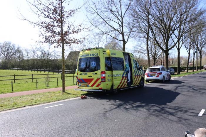 Twee fietsers botsen op fietspad