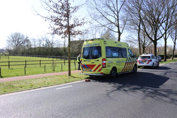 Twee fietsers botsen op fietspad