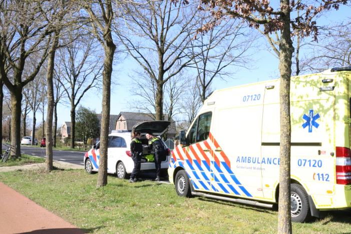 Twee fietsers botsen op fietspad