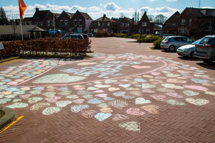 Enorme krijttekening op parkeerterrein verzorgingstehuis voor eenzame ouderen