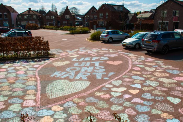 Enorme krijttekening op parkeerterrein verzorgingstehuis voor eenzame ouderen