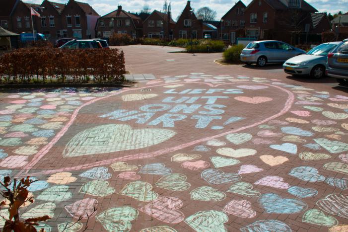 Enorme krijttekening op parkeerterrein verzorgingstehuis voor eenzame ouderen