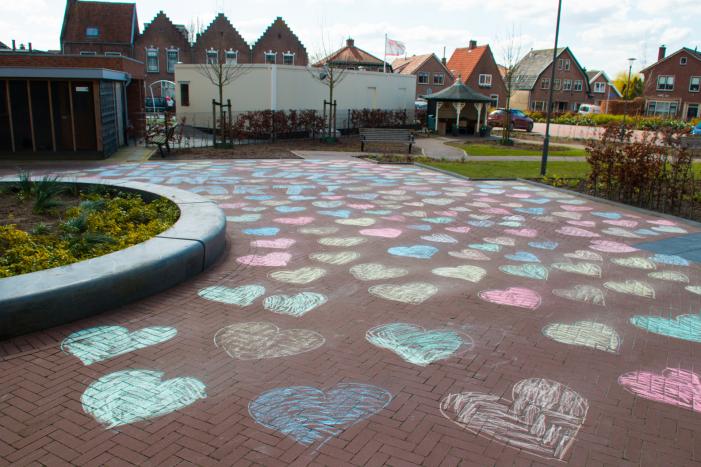 Enorme krijttekening op parkeerterrein verzorgingstehuis voor eenzame ouderen