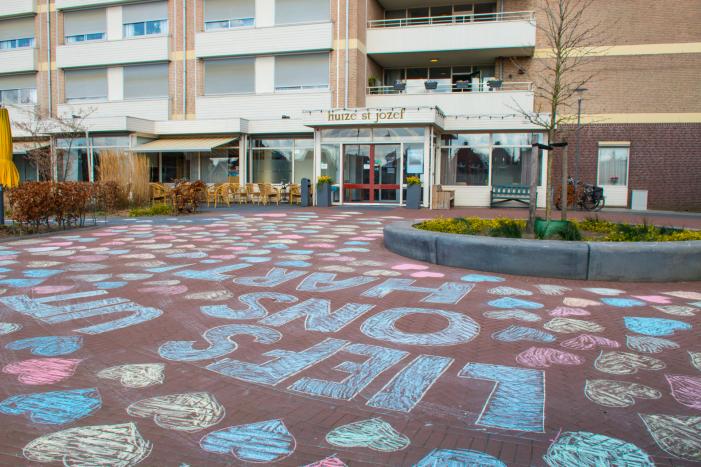 Enorme krijttekening op parkeerterrein verzorgingstehuis voor eenzame ouderen