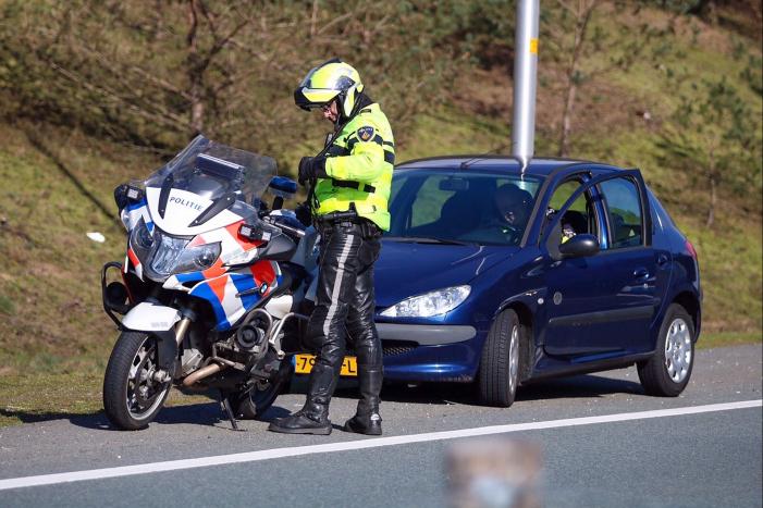 Twee mannen met getrokken wapens aangehouden na achtervolging
