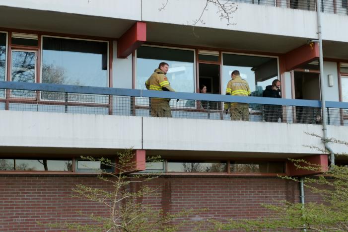 Bewoners tot hun enkels in het water