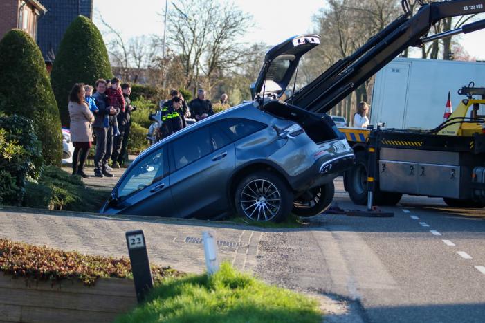 Dure Mercedes MPV belandt in sloot na botsing