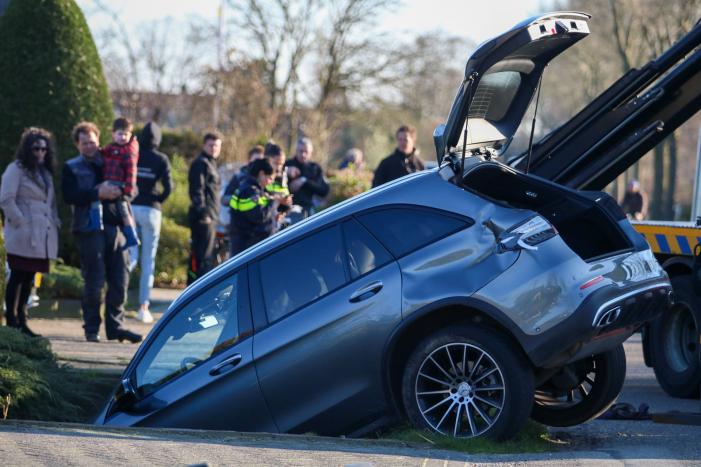 Dure Mercedes MPV belandt in sloot na botsing