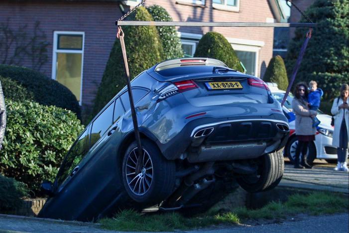 Dure Mercedes MPV belandt in sloot na botsing