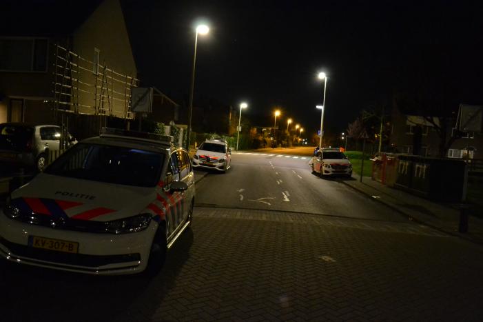 Veel agenten in witte pakken bij woning