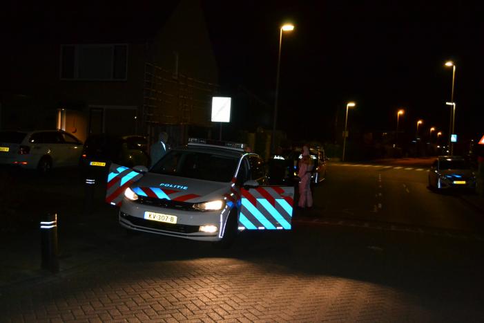 Veel agenten in witte pakken bij woning